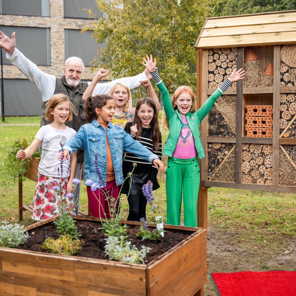 Insectenhotel bij Anna Ouderenzorg geopend door bewoner en basisschoolleerlingen